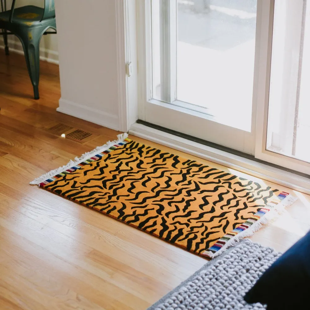 Alfombra con estampado de tigre del Himalaya Sonam Lama
