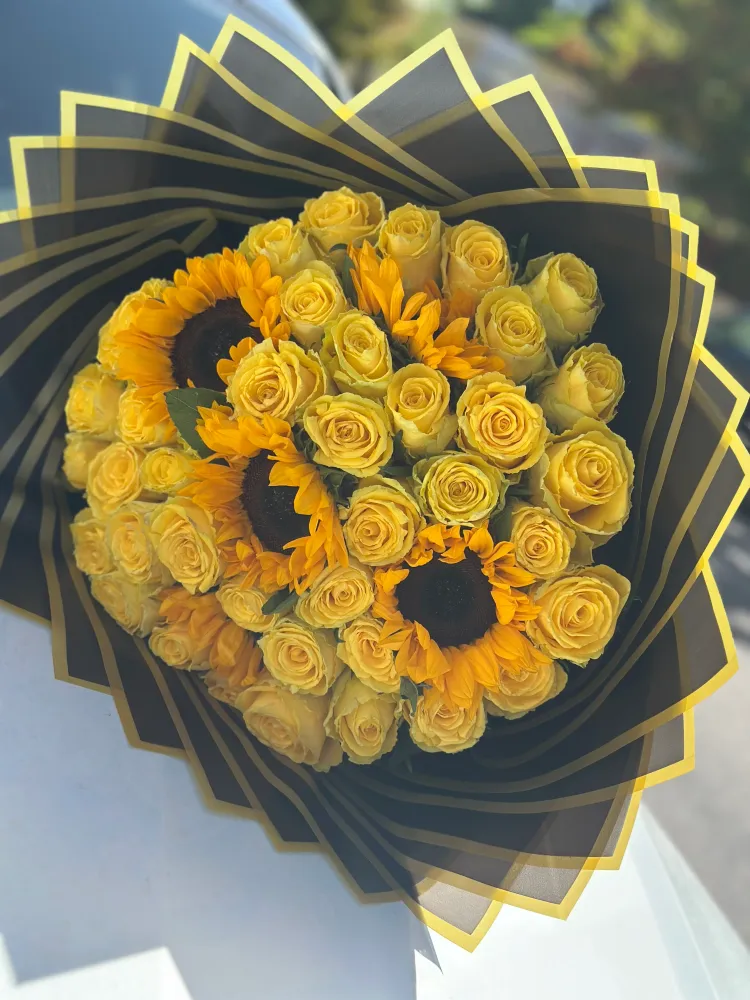 Brillo Eterno Ramo de Rosas amarillas y Girasoles naturales frescas The Prestige Roses Madrid