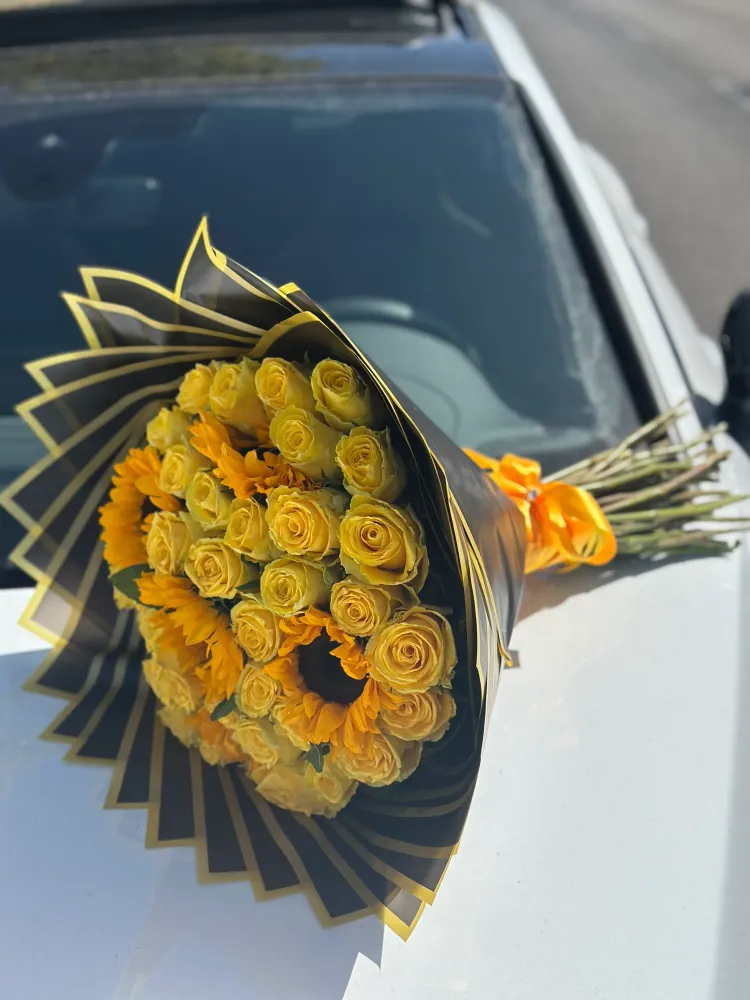 Brillo Eterno Ramo de Rosas amarillas y Girasoles naturales frescas The Prestige Roses Madrid