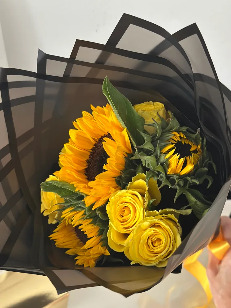 Brillo Eterno Ramo de Rosas amarillas y Girasoles naturales frescas The Prestige Roses Madrid