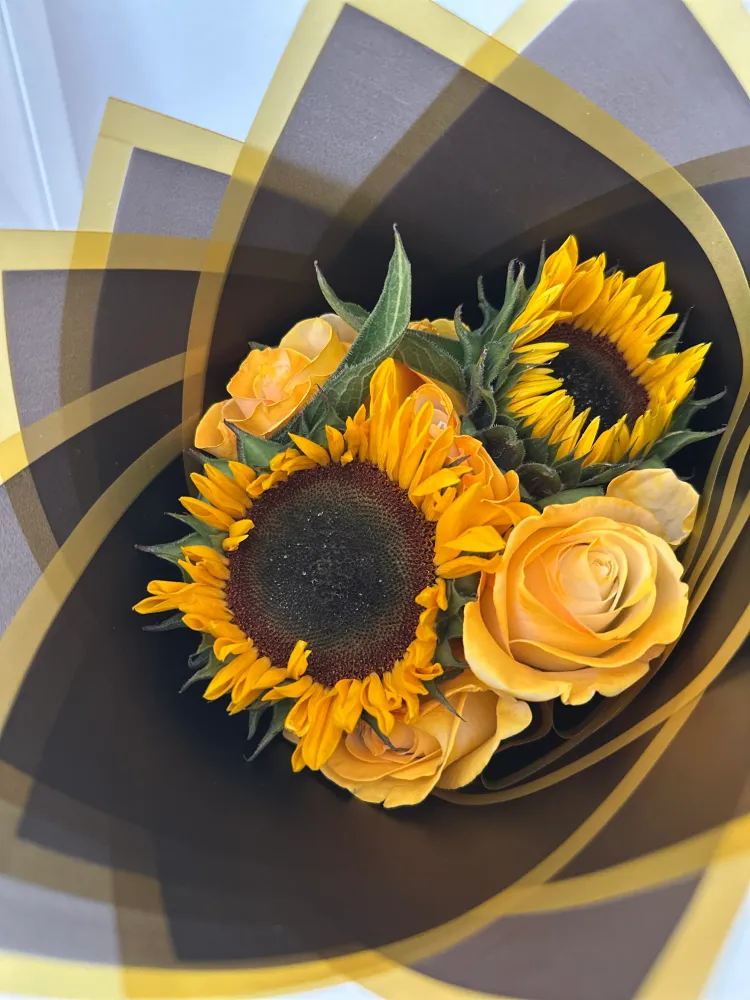 Brillo Eterno Ramo de Rosas amarillas y Girasoles naturales frescas The Prestige Roses Madrid