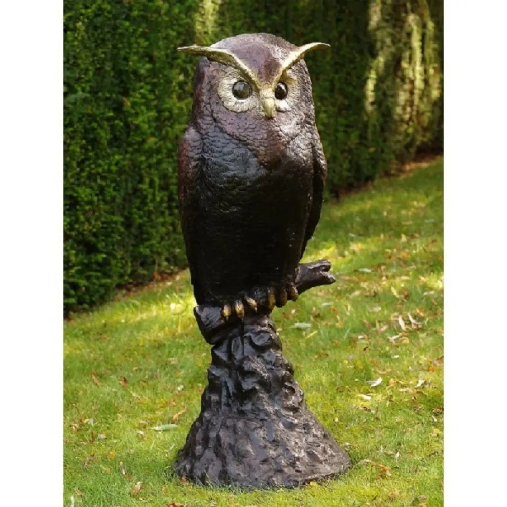 Estatua de bronce de búho sobre roca, 114 x 50 x 49 cm (alto x ancho x profundidad). Thermobrass
