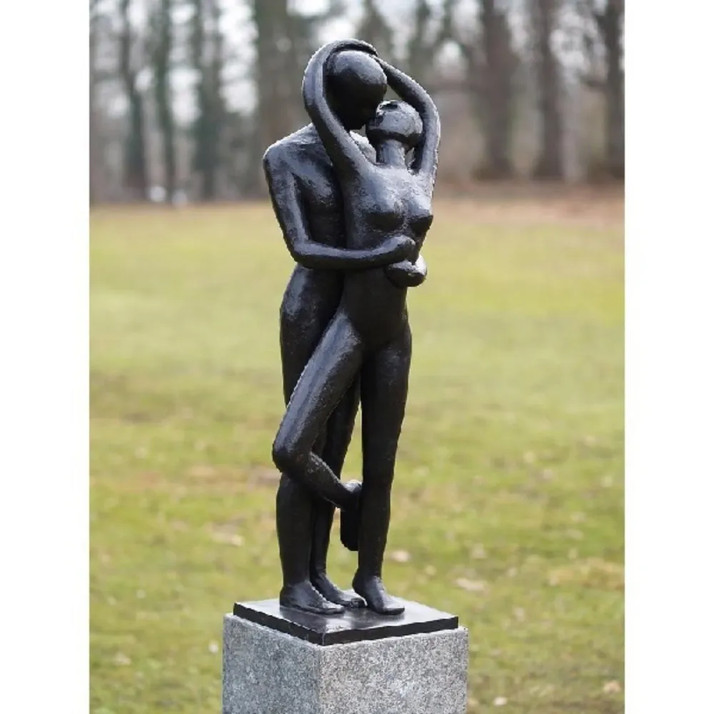 Estatua de bronce de pareja besándose moderna, 98 x 28 x 28 cm (alto x ancho x profundidad). Thermobrass