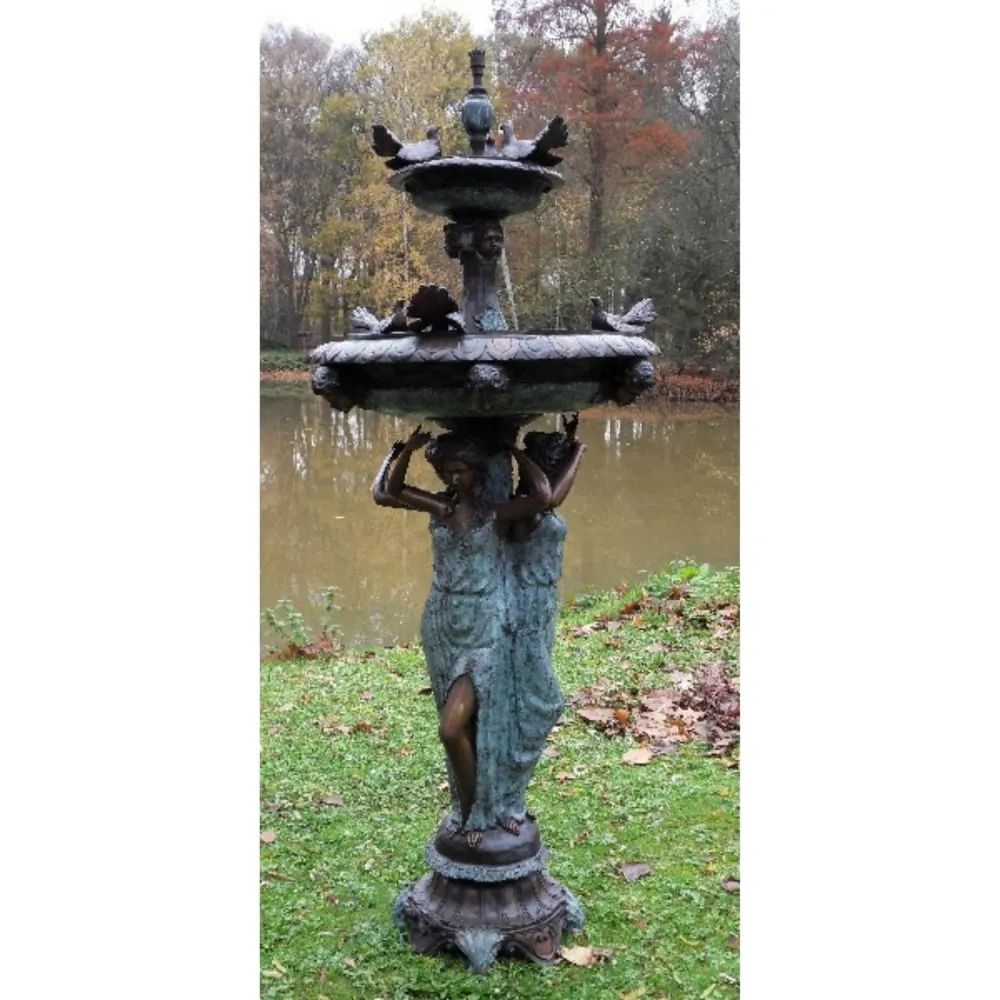Estatua de bronce de tres mujeres con fuente de pájaros, 205 x 80 x 80 cm (alto x ancho x profundidad). Thermobrass