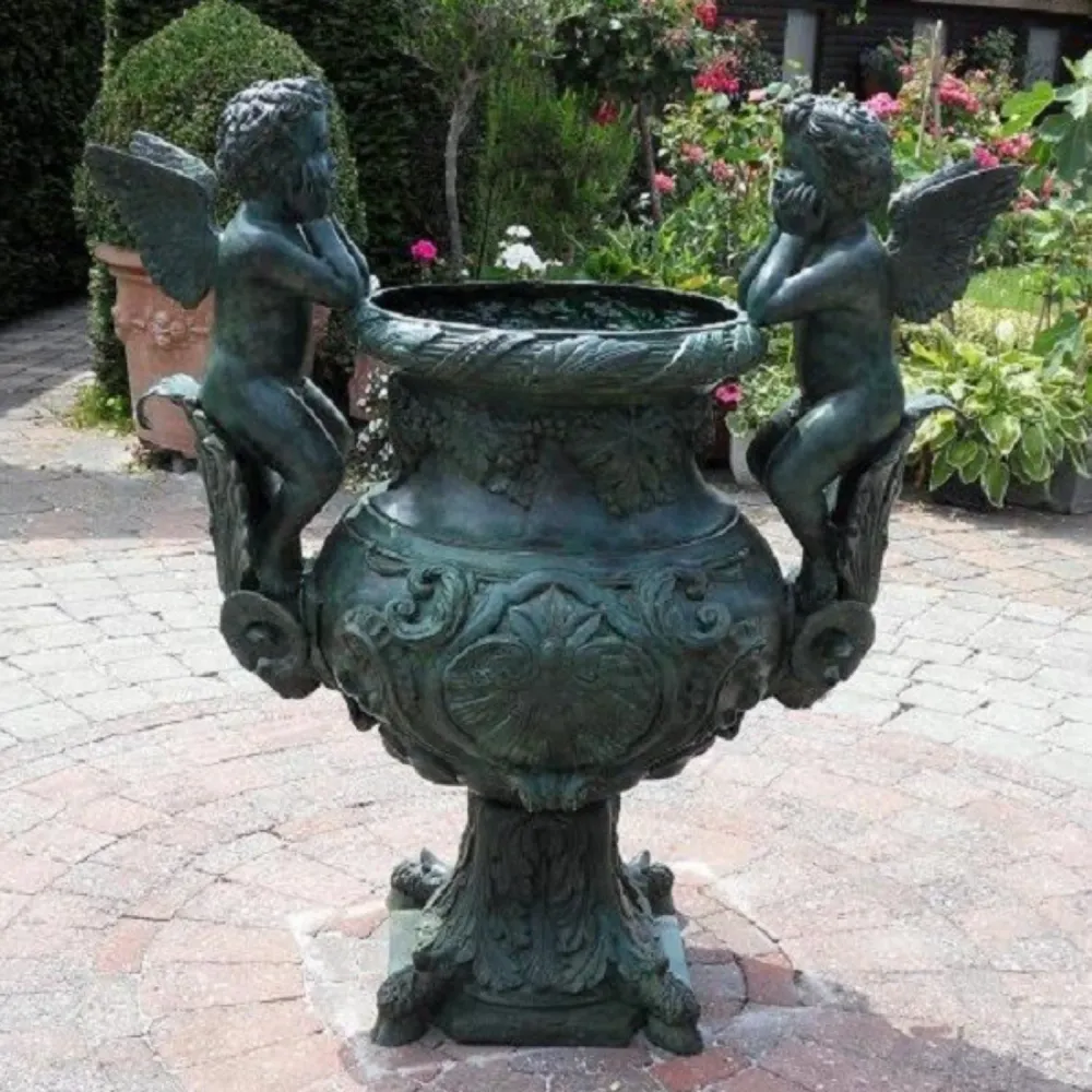 Jarrón de bronce con dos ángeles, 107 x 49 x 61 cm (alto x ancho x profundidad) Thermobrass
