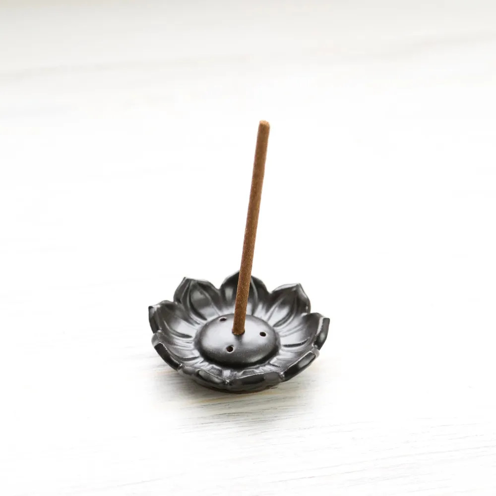 Quemador de incienso de loto negro Thimi Ceramics