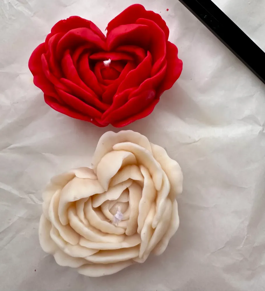 Vela decorativa “Corazón de flores” Rosa