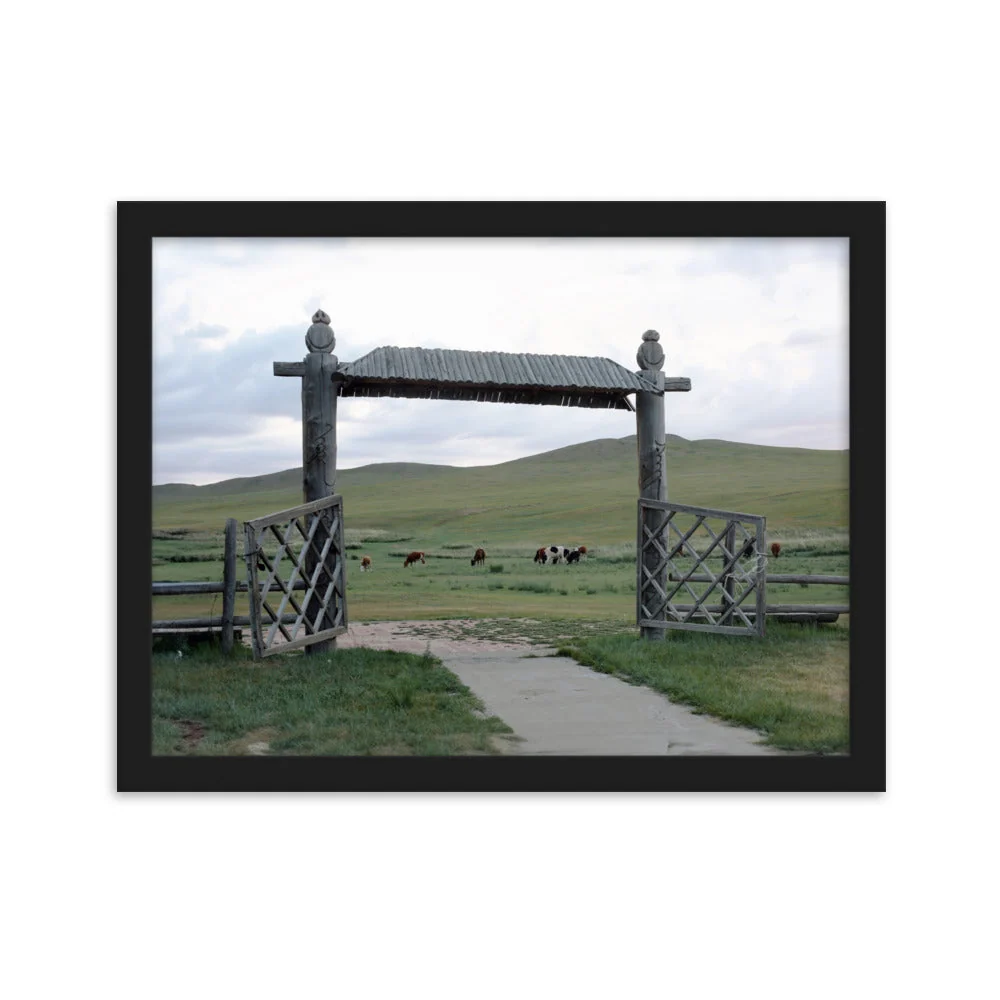 Poster mit Rahmen - La puerta de entrada las estepas de Mongolia Negro Young Han Song