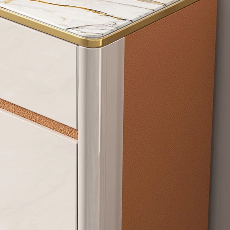 Aparador estilo Glam, tablero lateral con tapa de piedra blanca y patas doradas Clearhalo