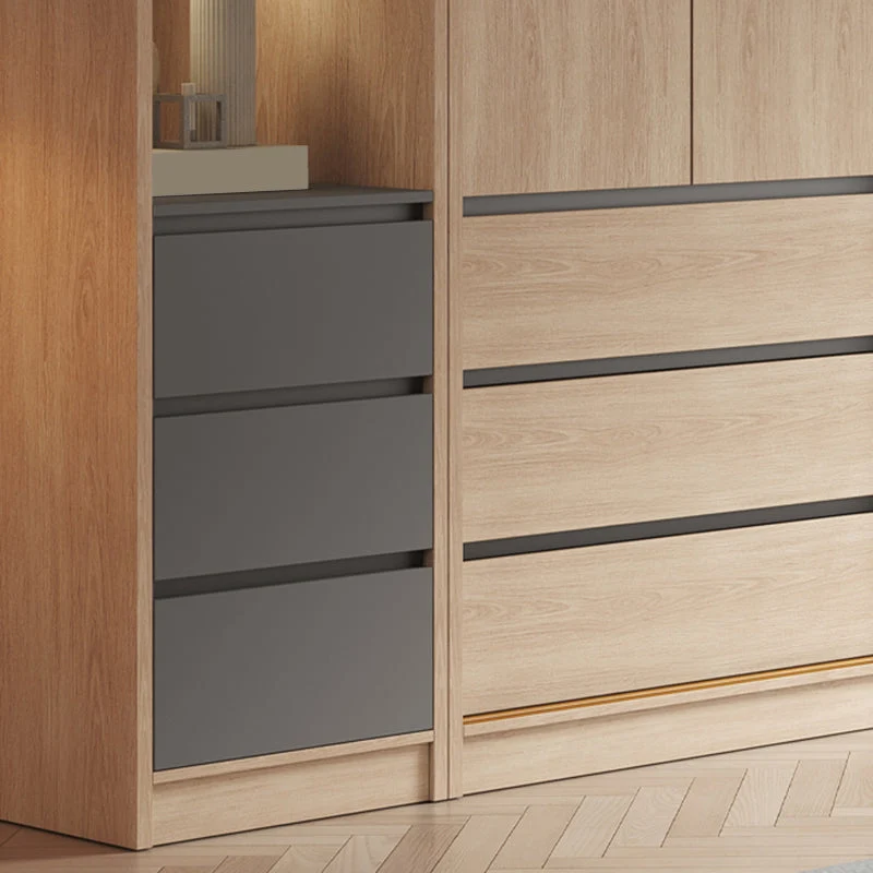 Armario contemporáneo con puertas corredizas de vidrio Armario de madera natural con cajones Clearhalo