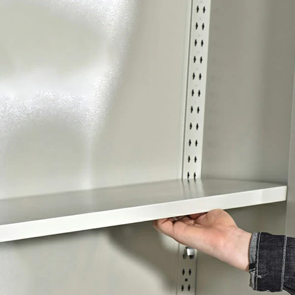 Gabinete de almacenamiento gris de estilo moderno con puertas batientes Gabinete de metal para baño Clearhalo