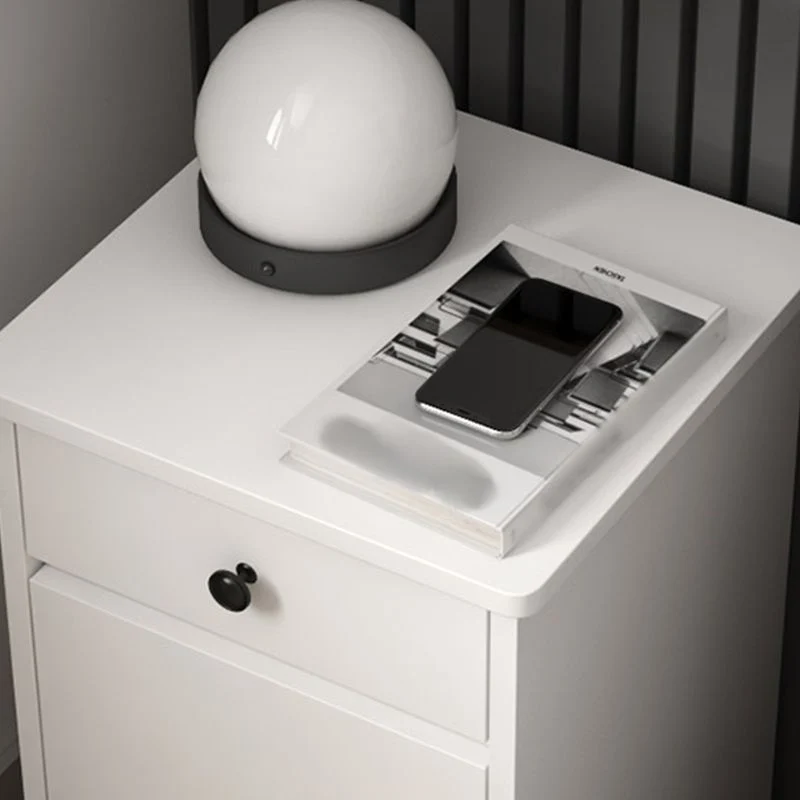 Mesita de noche moderna de 22" de alto, mesita de noche de imitación de madera, 1 puerta y 1 cajón Gris Clearhalo