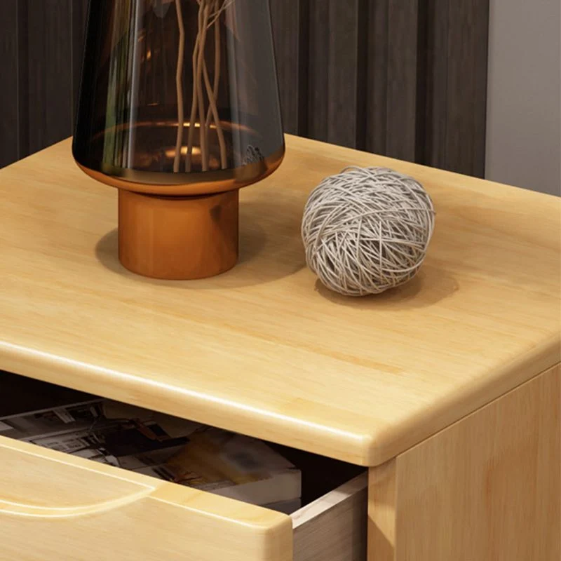 Mesita de noche tradicional de madera maciza de 23" de alto con 3 cajones Naturales Clearhalo
