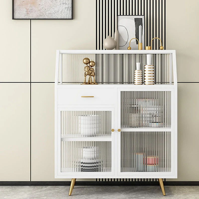 Servidor de comedor con acabado mate y aparador moderno con patas de metal dorado para comedor Negro Clearhalo