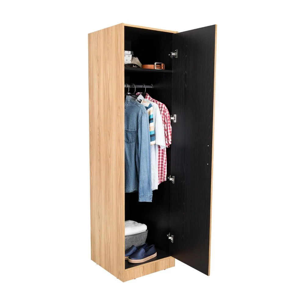 Closet Cley, Fresno Europeo y Wengue, con un tubo de acero cromado para colgar ropa RTA Design