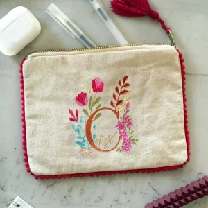 Neceser Con Inicial C Y Flores Bordadas con Garantí