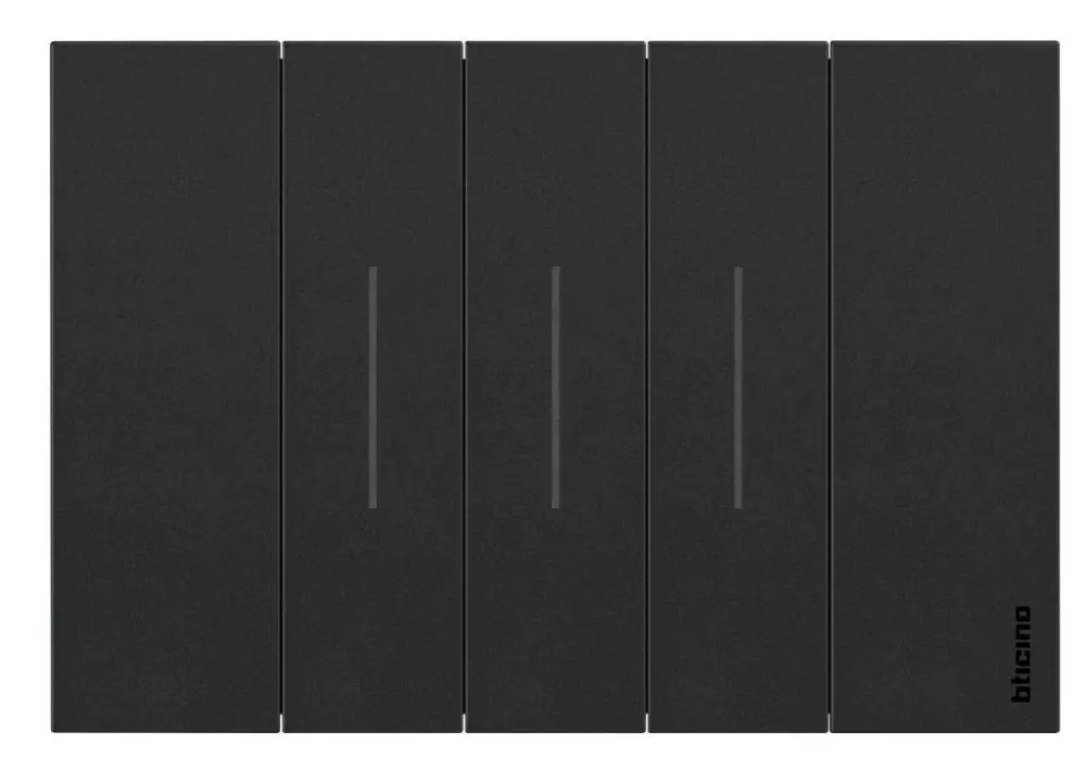 Placa de 3 modulos negro Livingnow Bticino Resistentes Derrames