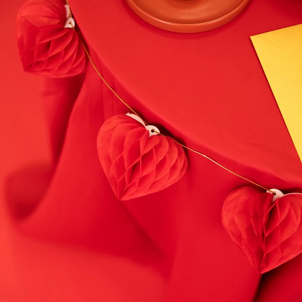 Guirnalda corazón panal roja 9x150cm