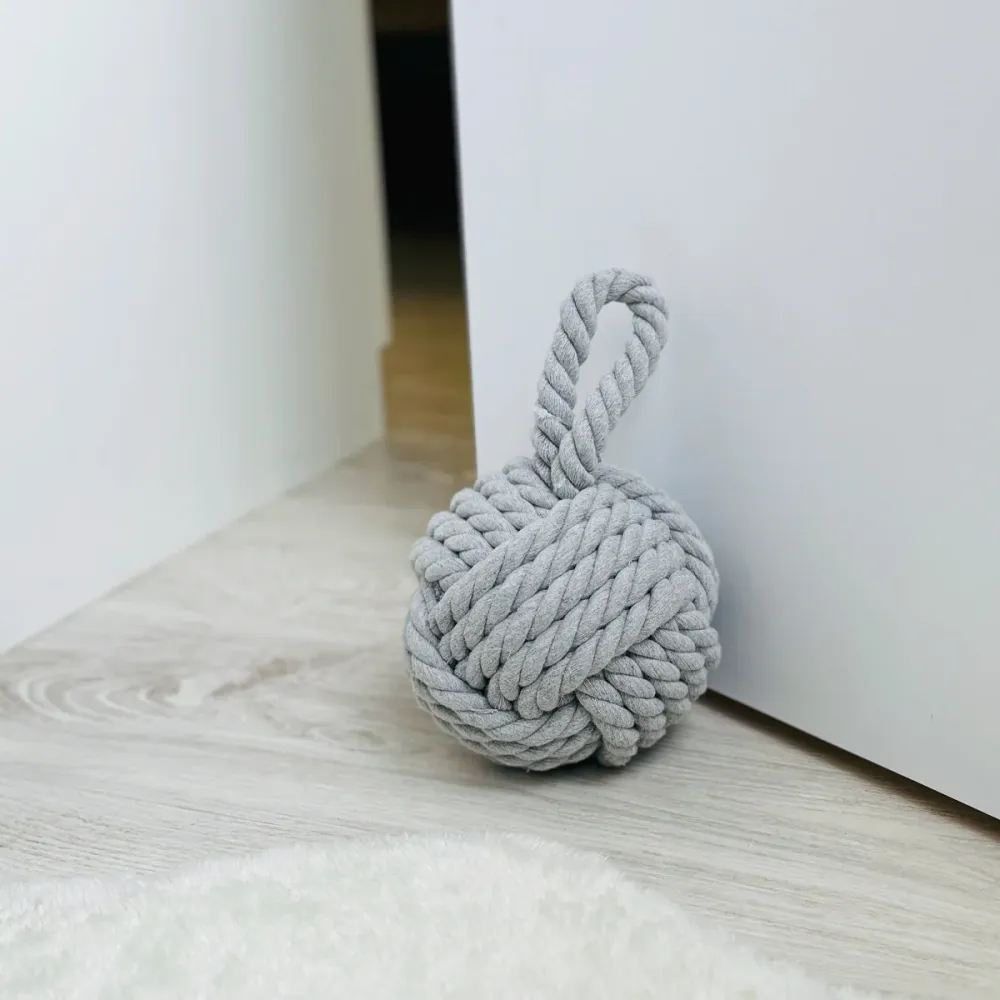 Sujetapuertas Algodon, Tope Puerta Con Cuerda, 15x15x15 (TOPE PUERTA - BOLA) Gris damdamgo