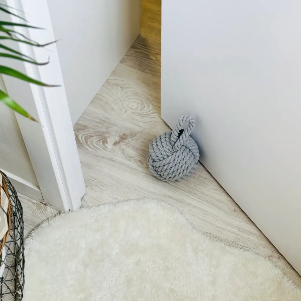 Sujetapuertas Algodon, Tope Puerta Con Cuerda, 15x15x15 (TOPE PUERTA - BOLA) Gris damdamgo