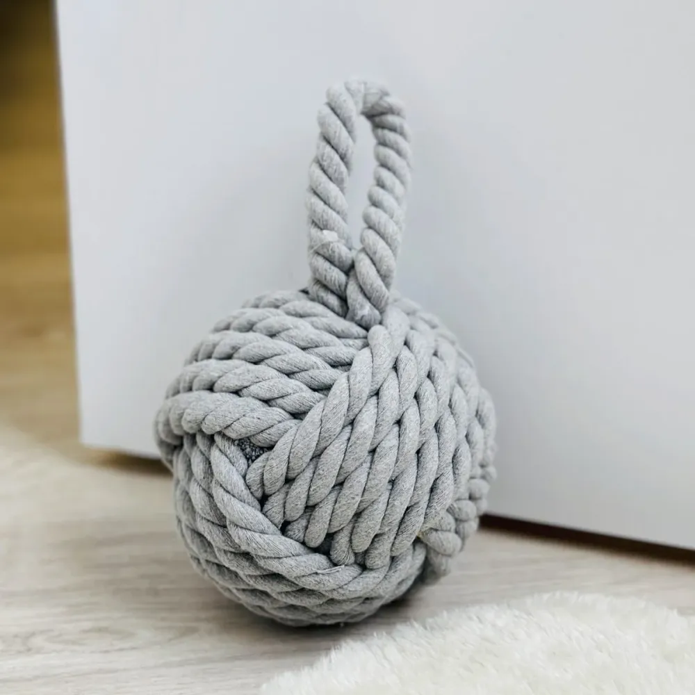 Sujetapuertas Algodon, Tope Puerta Con Cuerda, 15x15x15 (TOPE PUERTA - BOLA) Gris damdamgo