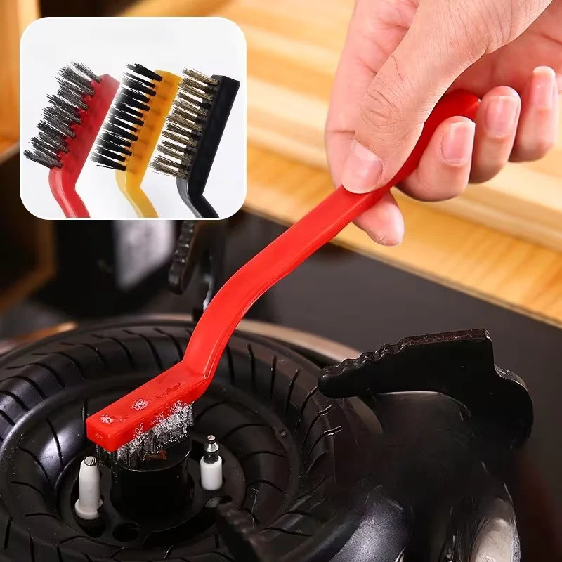 Un cepillo de alambre para limpiar estufas y eliminar manchas de grasa, junto con varios cepillos de limpieza Quierox - Ti...