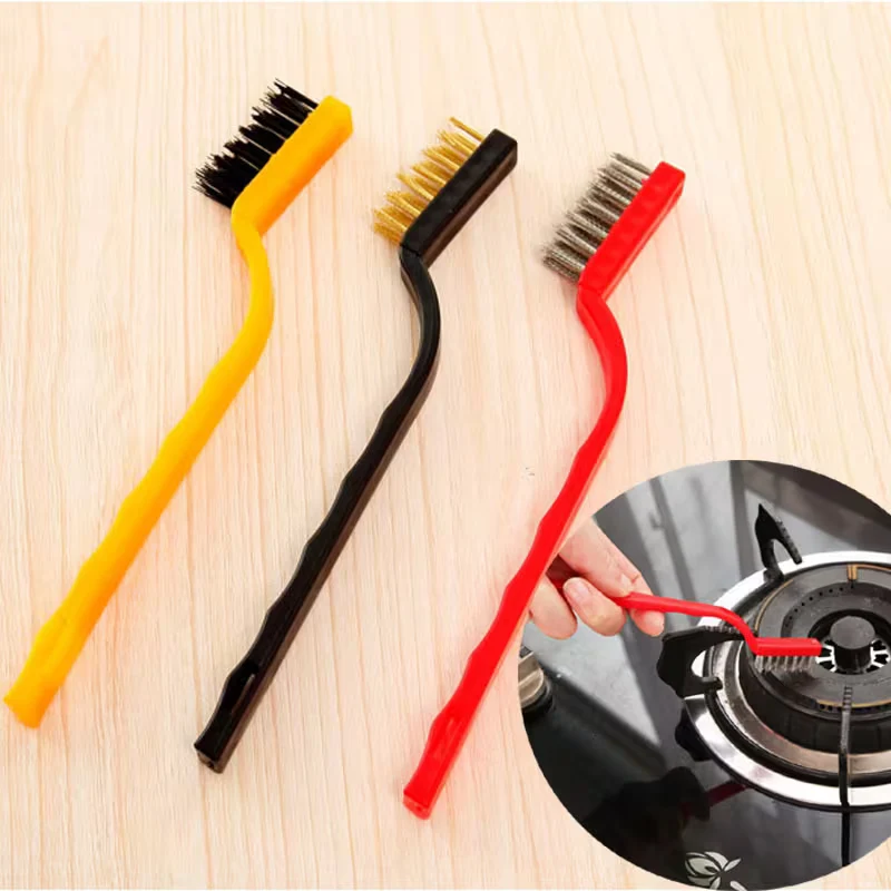 Un cepillo de alambre para limpiar estufas y eliminar manchas de grasa, junto con varios cepillos de limpieza Quierox - Ti...