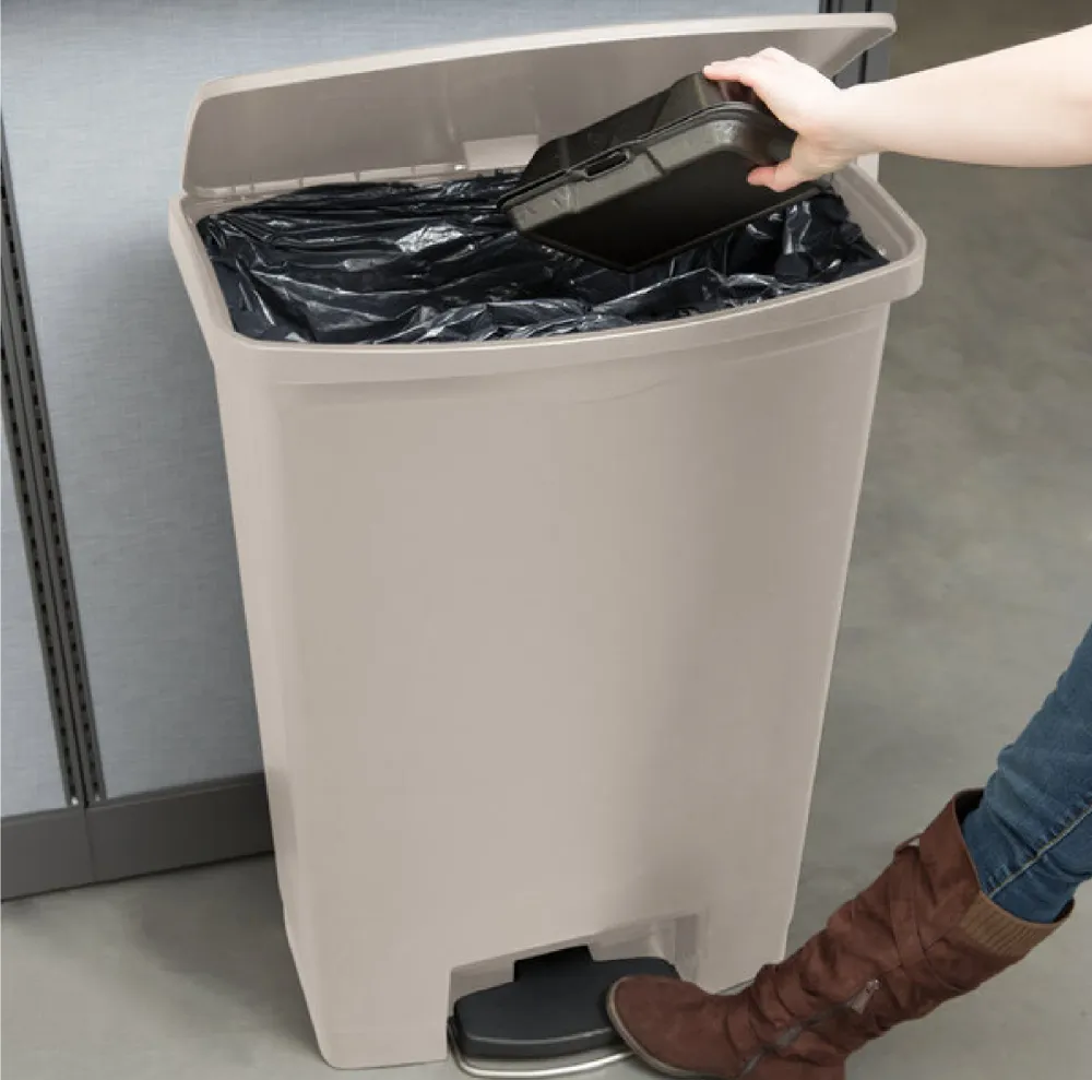CONTENEDOR DE PEDAL STREAMLINE STEP ON RESINA FRONT STEP, 24 GAL Beige Rubbermaid Commercial Products