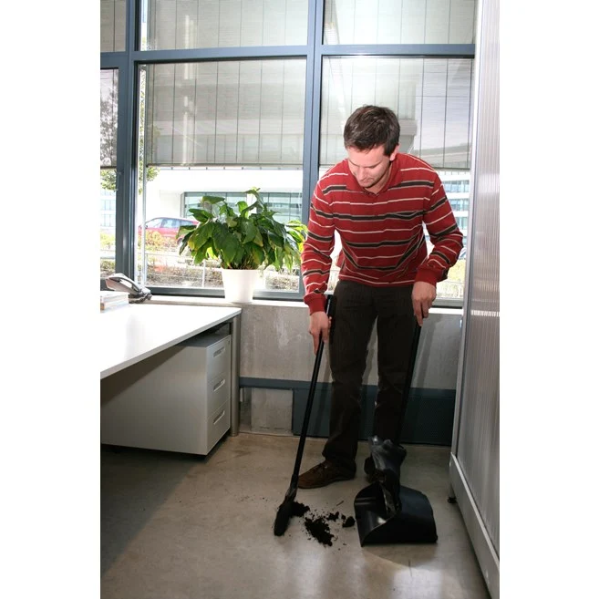RECOGEDOR LOBBY PRO EXECUTIVE CON TAPA, BASTÓN LARGO Rubbermaid Commercial Products